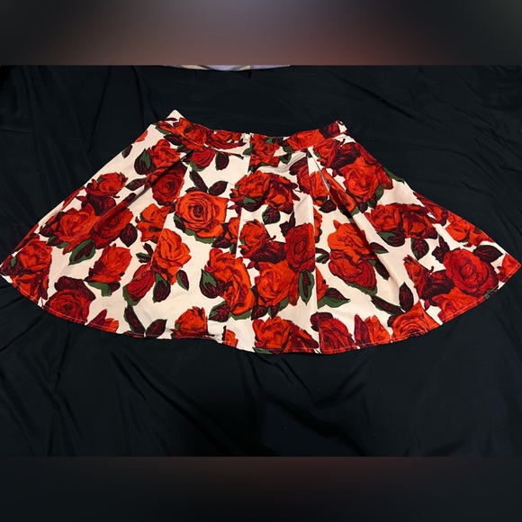 Red roses skirt - Picture 2 of 5